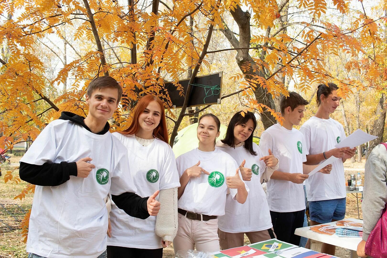 Студенты приняли участие в конкурсе. Студенты в парке. Мероприятия в парке. Праздник туризма в парк изумрудный. Студенты туристы.