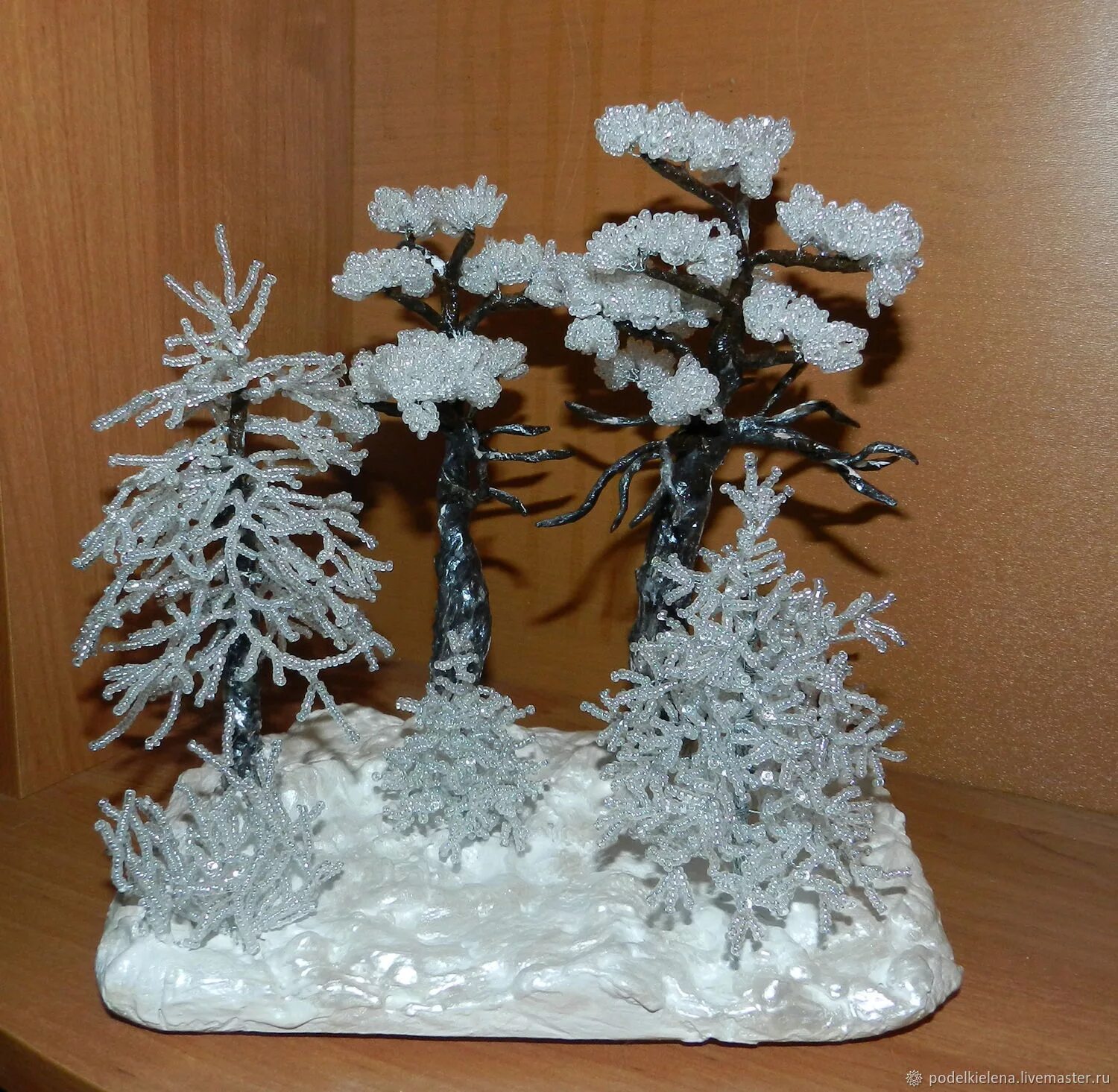 зимние поделки из бисера. снежное дерево из бисера. зимняя сказка из бисера. новогодние поделки из бисера. поделка зимнее дерево.