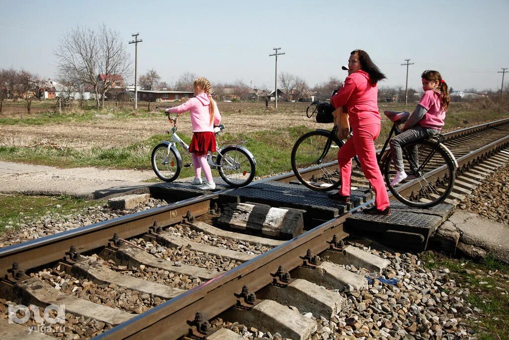 Школьники на железной дороге. Переезд железнодорожных путей. Велосипед на железной дороге. Переезд на ж/д пути. Переезд через ЖД пути.