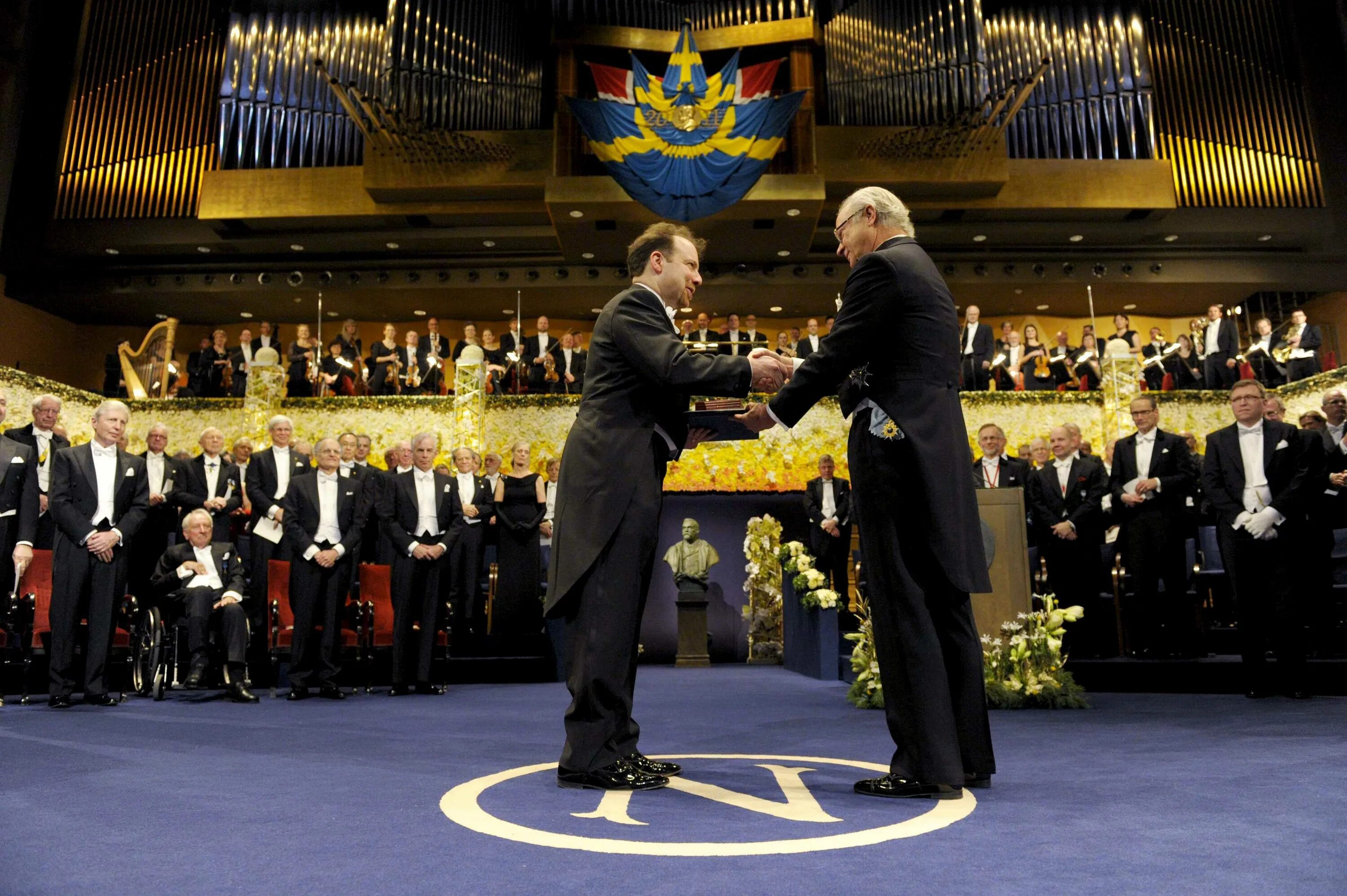 Нобелевская премия начало. Награждение Нобелевской премией. Церемония вручения Нобелевской премии в Швеции. Нобелевский день — церемония вручения Нобелевской премии.