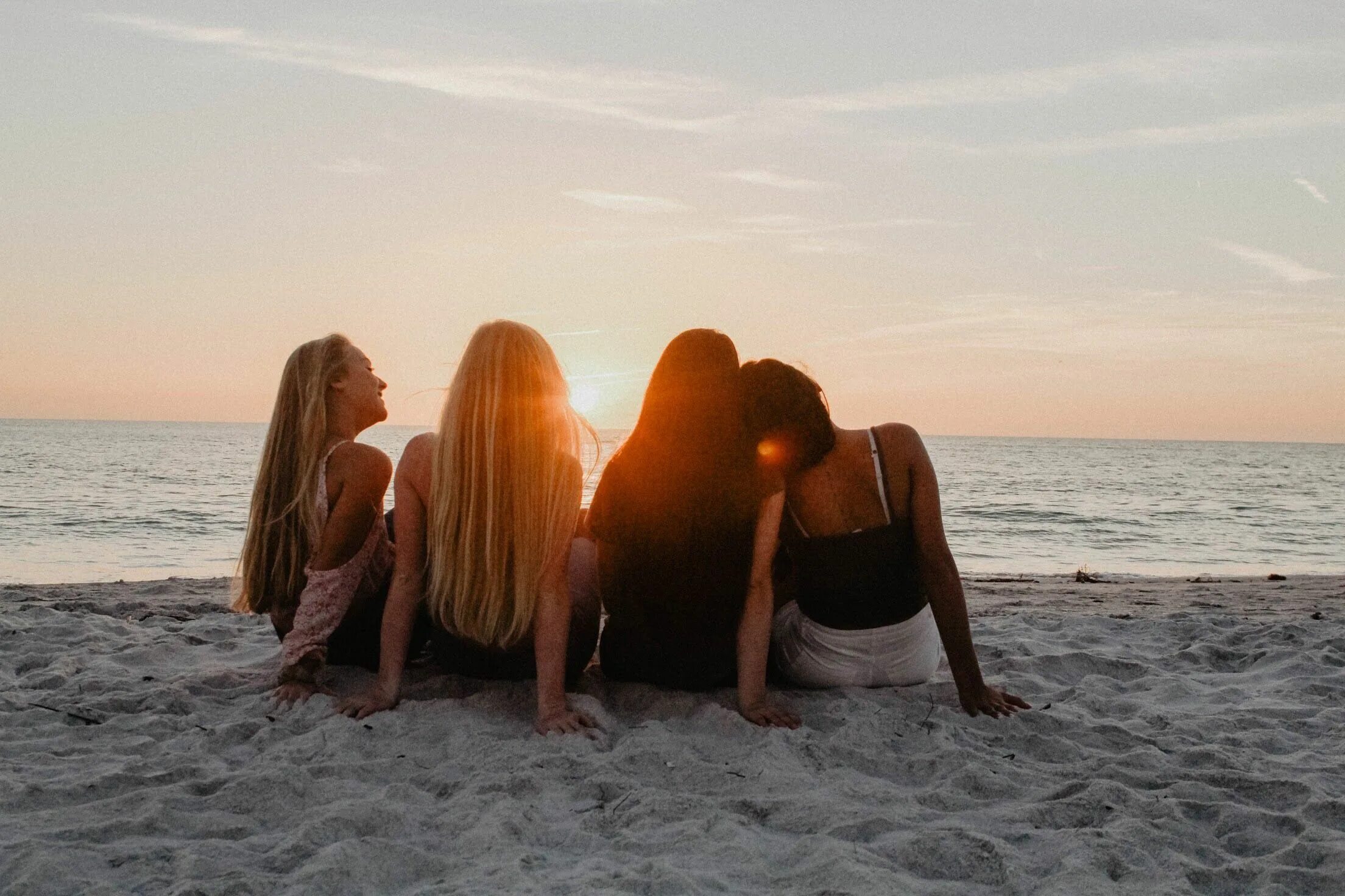 Best friends pictures. Подруги на пляже. Подруги на море. Друзья на закате. Подружки на пляже.