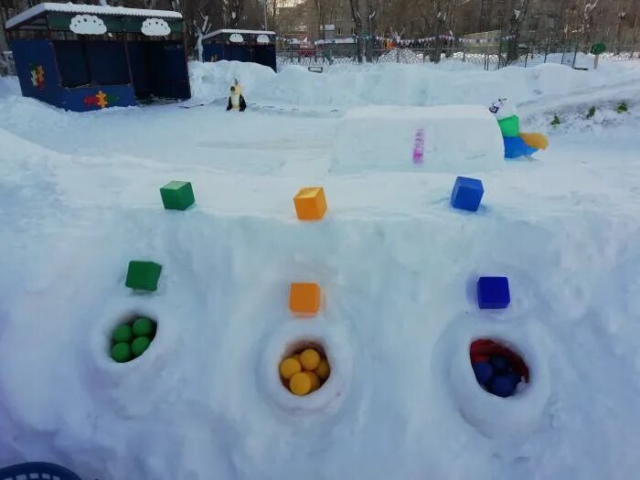 Зимний участок. Украсить участок в детском саду зимой. Зимняя территория в детском саду. Объявление о конкурсе-смотре зимних участков. Смотр зимних участков.