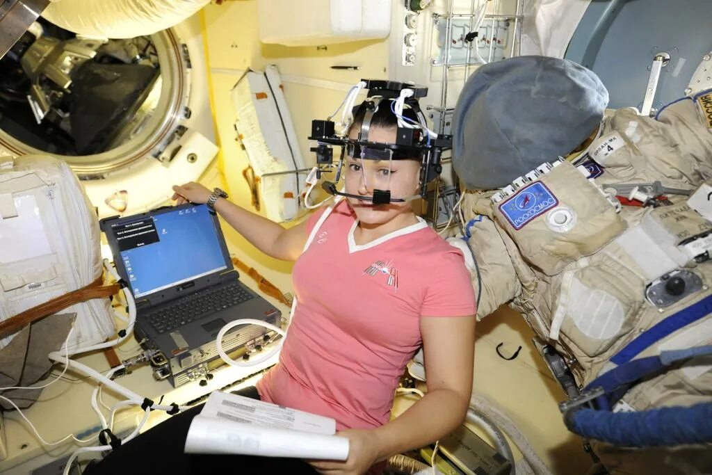 Женщины на орбите. Космонавт в космосе. Исследование космоса. Космонавты на МКС. Человек в космическом корабле.