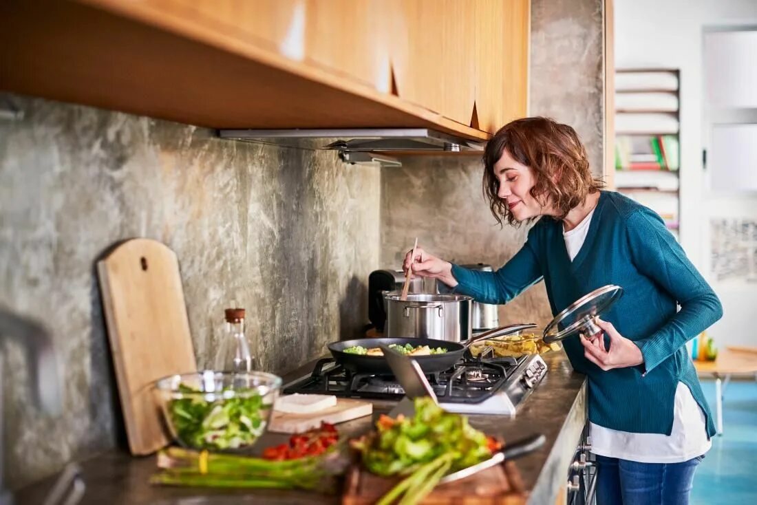 Готовка на кухне. Женщина готовит на кухне. Фотосессия на кухне готовка. Процесс готовки.