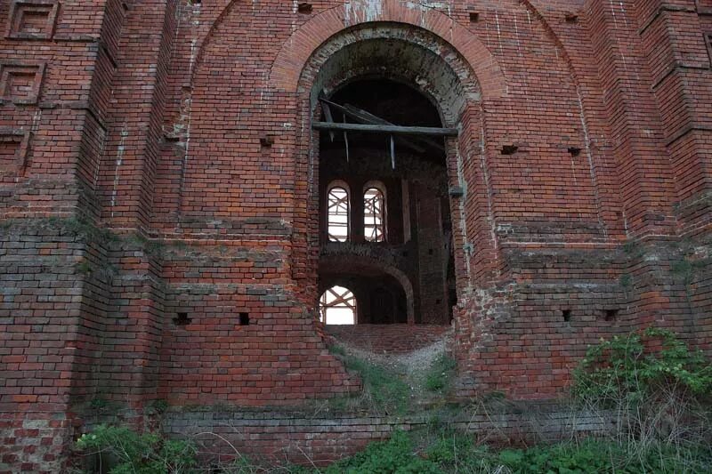 Ульяново область. Калужская область Ульяновский район красная Церковь. Красная Церковь Ульяново Калужской области. Храм красная Церковь село Ульяново. Храм в Ульяново Калужской области заброшенный.