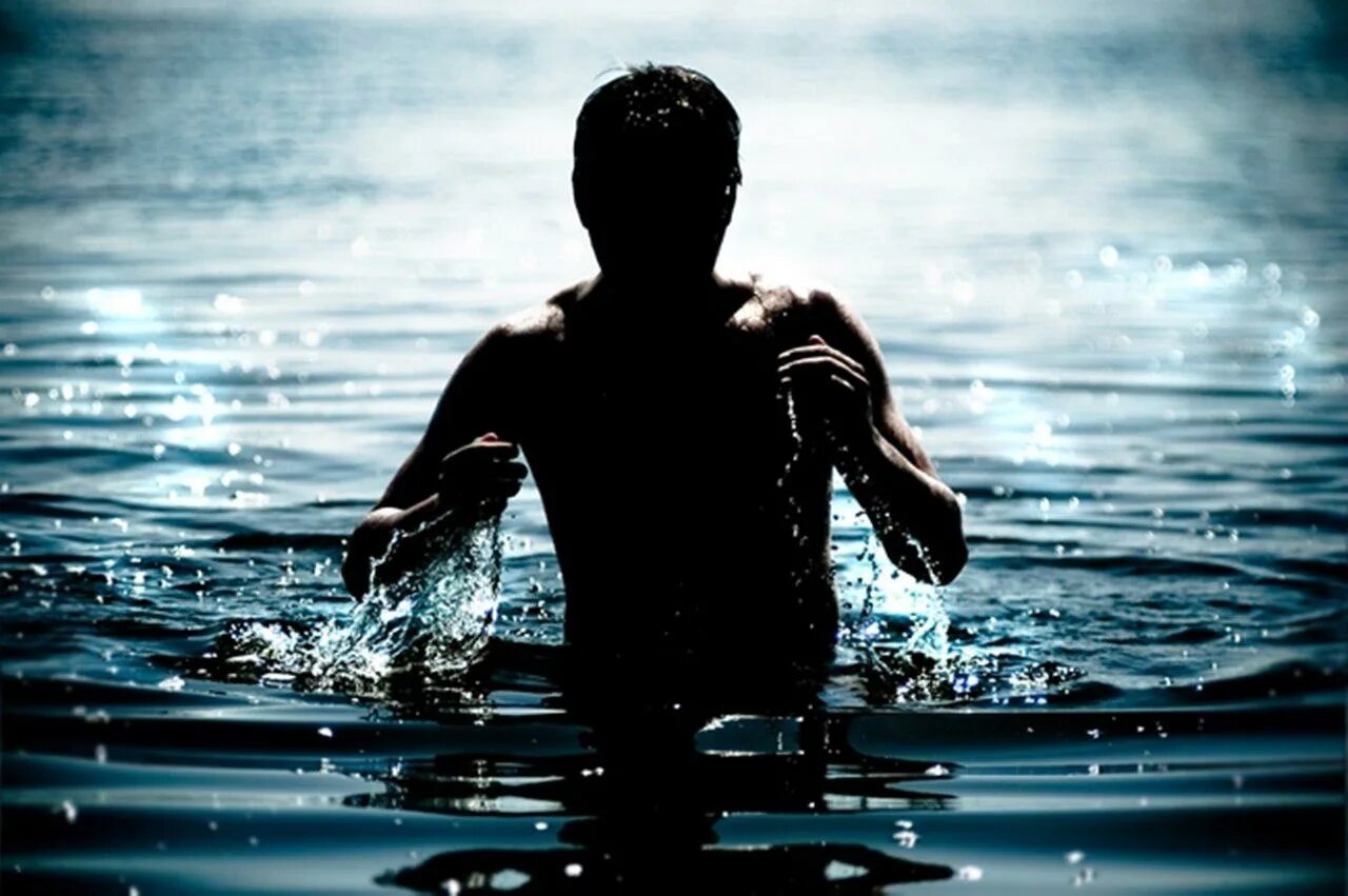 Вода и человек. Мужчина в воде со спины. Парень выходит из воды. Мужчина по пояс в воде. Красивый парень в воде