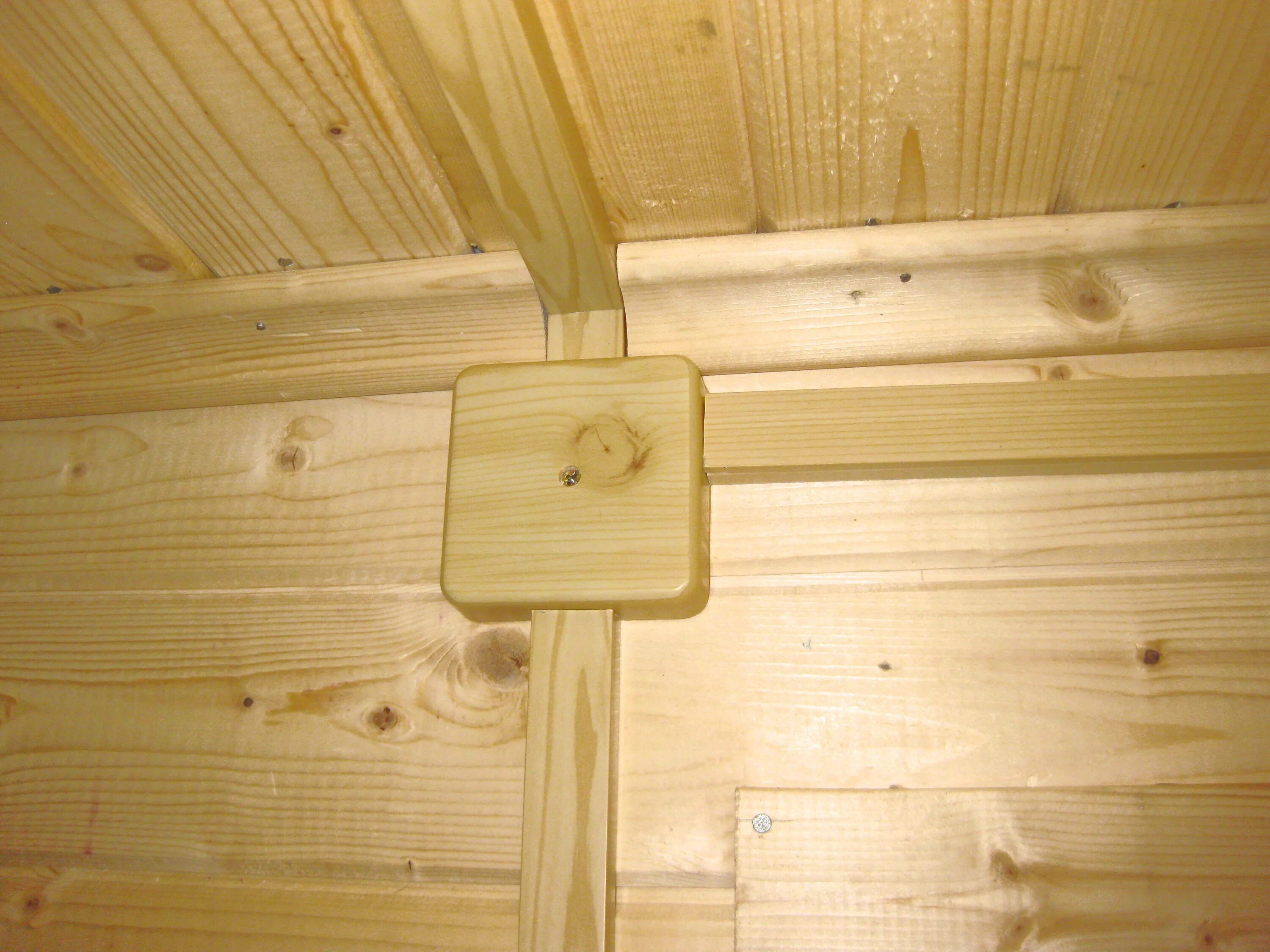 Проводка в кабель канале в деревянном доме. Электропроводка в деревянном доме в кабель канале. Кабель канал в деревянном доме. Наружная электрика в деревянном доме. Короба для электропроводки в деревянном доме.