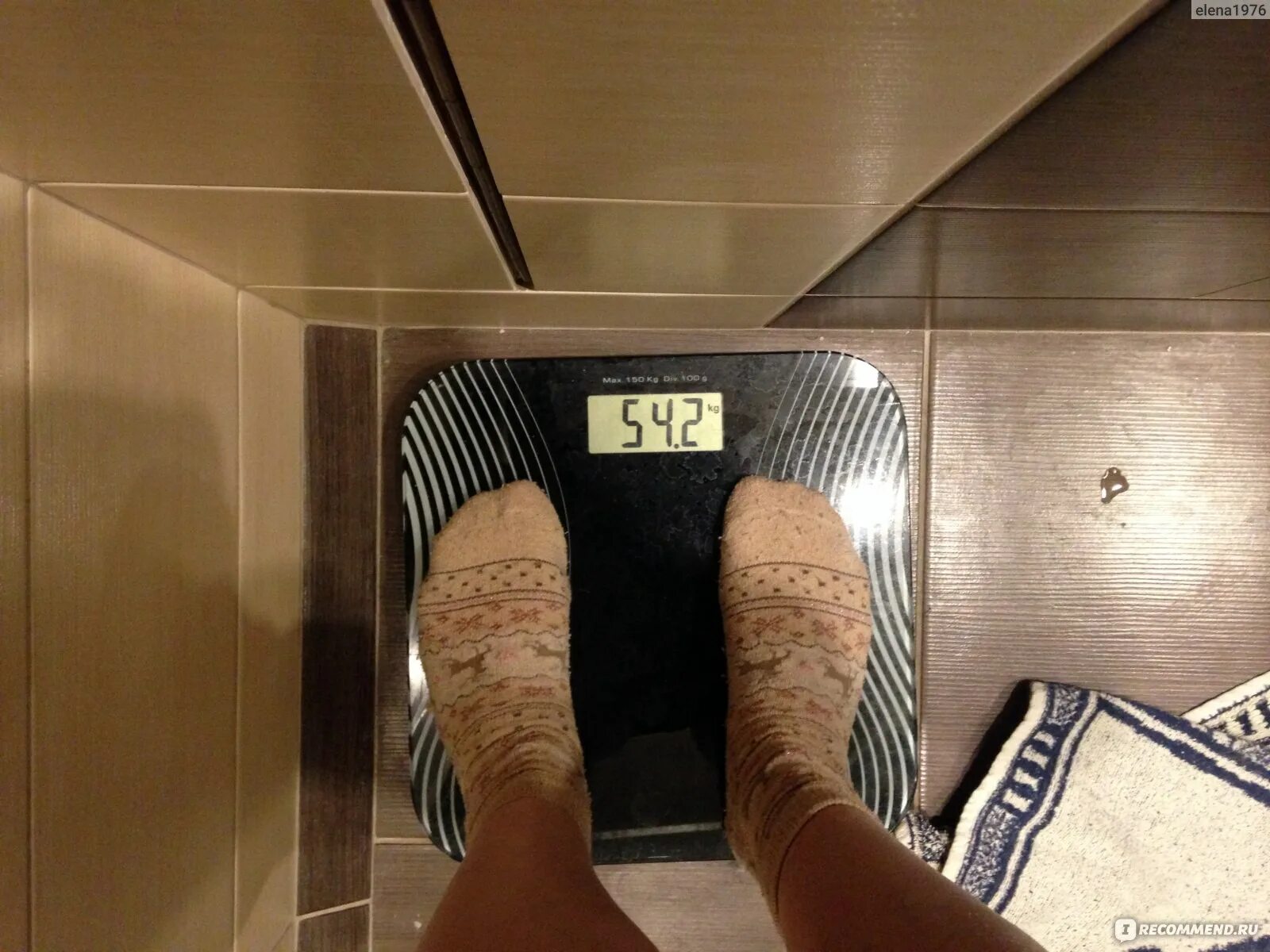 Вес 42 на весах. Ноги на весах. 54 Кг на весах. Вес 54кг весы. Вес 53 кг весы.