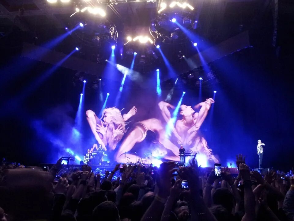 Depeche mode концерт в берлине. Депеше моде концерт 2014. Depeche mode live in berlin 2014. Depeche mode концерт. Depeche mode концерт.