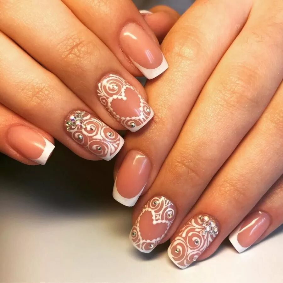 желтый френч с цветком. праздничный маникюр на короткие ногти. френч маникюр. красивый маникюр на овальные ногти. маникюр французский красный с золотым.