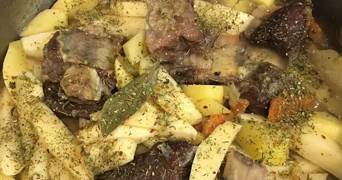 картофель тушеный с фрикадельками. тушёная картошка со свининой в кастрюле. картошка с мясом в кострю. жаркое со свининой и картошкой. картошка тушеная с ребрышками свиными.