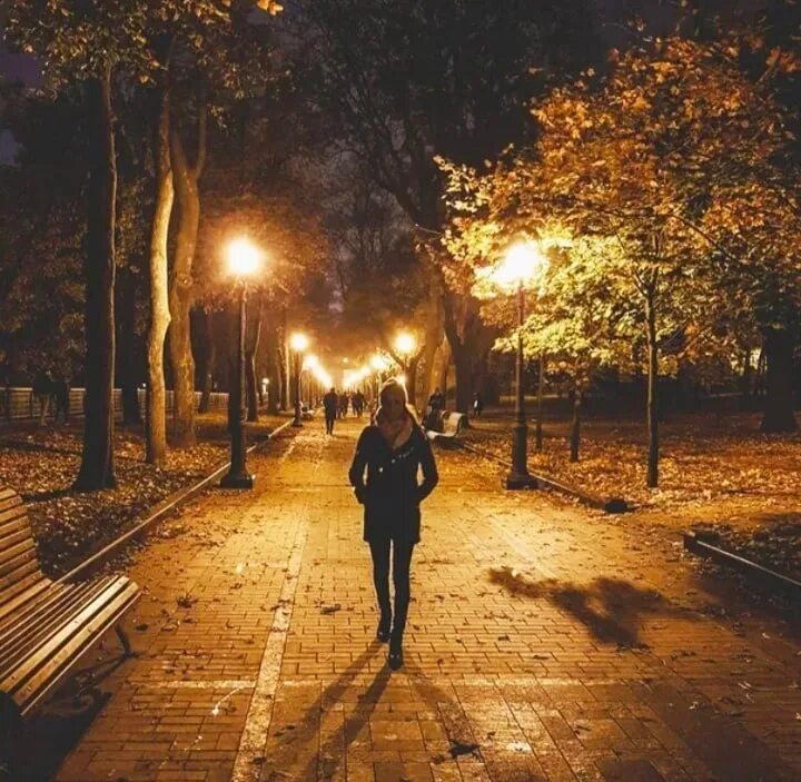 Можно часами бродить по. Вечерняя прогулка. Прогулка вечером. Прогулка ночь город. Вечерняя прогулка в парке.