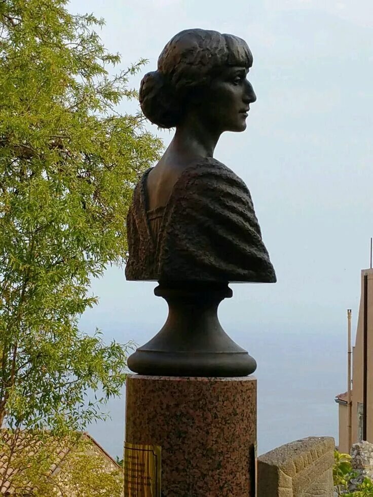 ахматова статуя. ахматова статуя. памятник анне ахматовой в россии. ахматова статуя. памятник ахматовой у тюрьмы кресты.