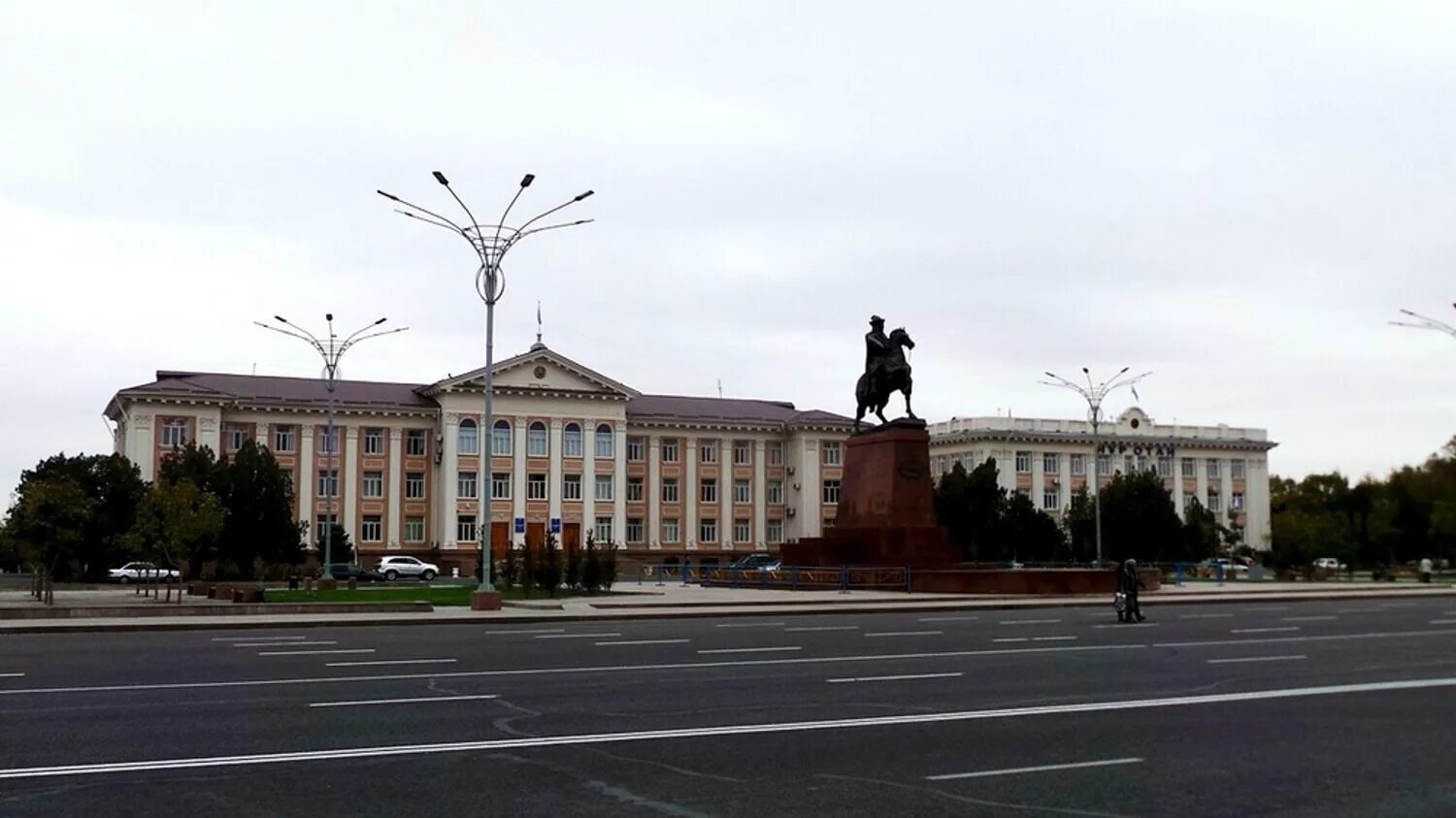 Центр тараза. Джамбул Казахстан. Тараз город. Площадь Тараза. Тараз центр города.