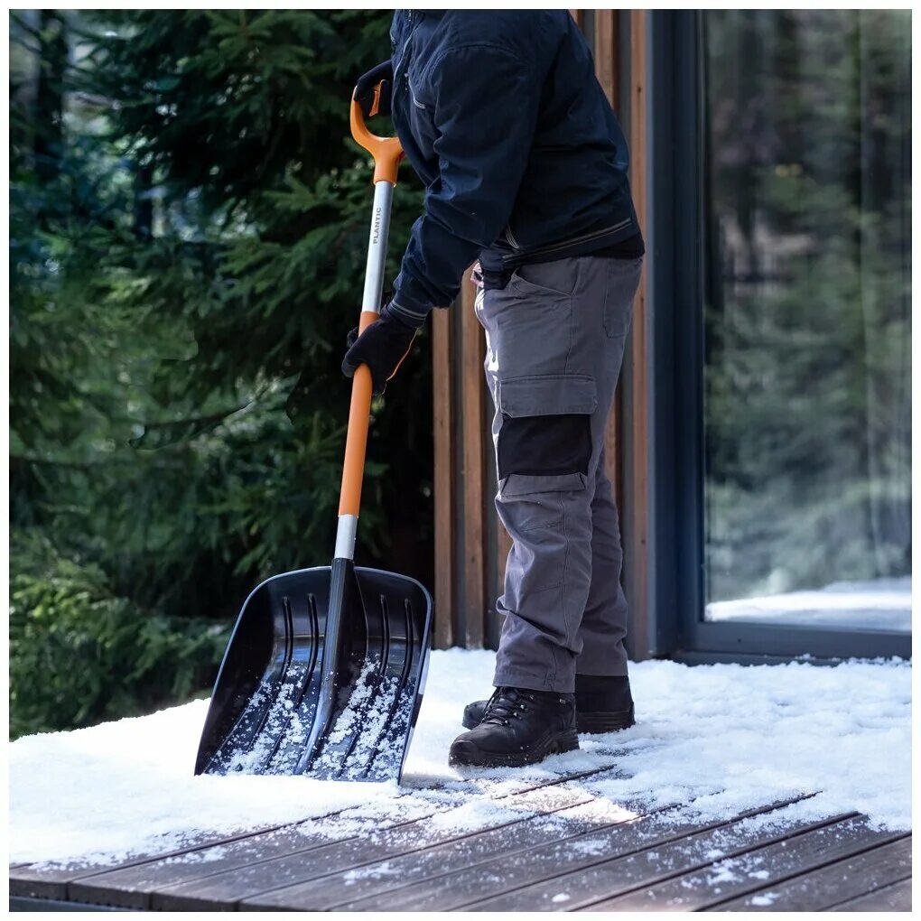 Лопата fiskars snowxpert 1026791. Лопата для уборки снега fiskars snow 12003-01. Лопата для уборки снега plantic snow 12003-01 133 см. Лопата для уборки снега облегченная plantic. Plantic лопата.