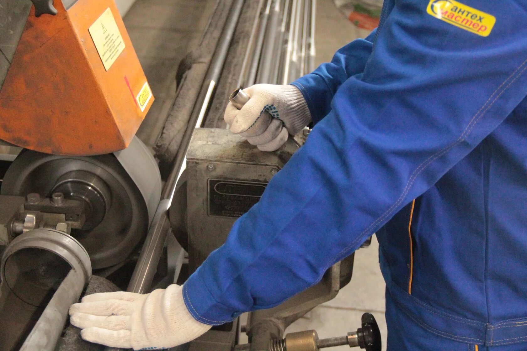 Ленточная шлифмашина для труб makita. Шлифовка нержавейки. Полировать нержавеющую трубу. Шлифованная нержавейка труба. Труба нержавеющая полированная.