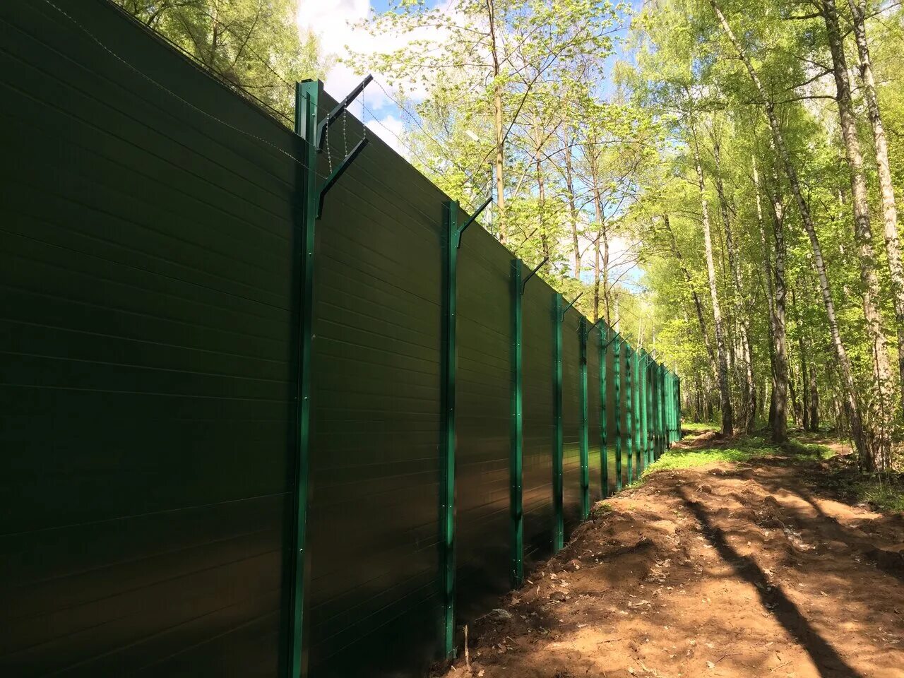 Заборы в железнодорожном. Забор 4 метра высотой. ЖД забор. Ограда 4 метра. Забор 5 метров.