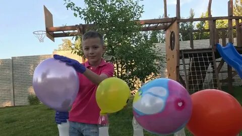 Надувает детский шарик
