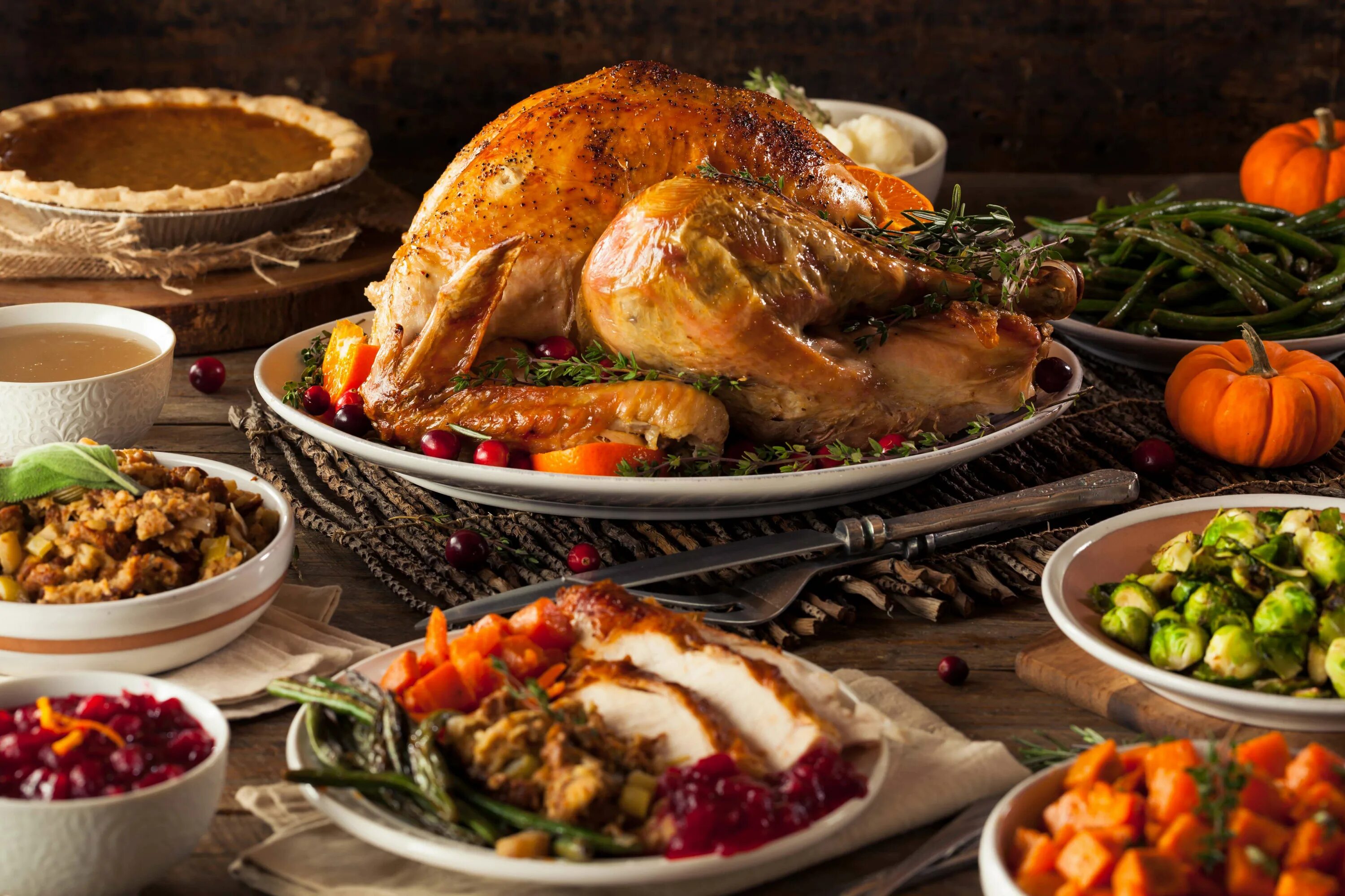 Thanksgiving turkey. День Благодарения – Thanksgiving. Стол с едой. День Благодарения праздничный стол. Блюда на столе.