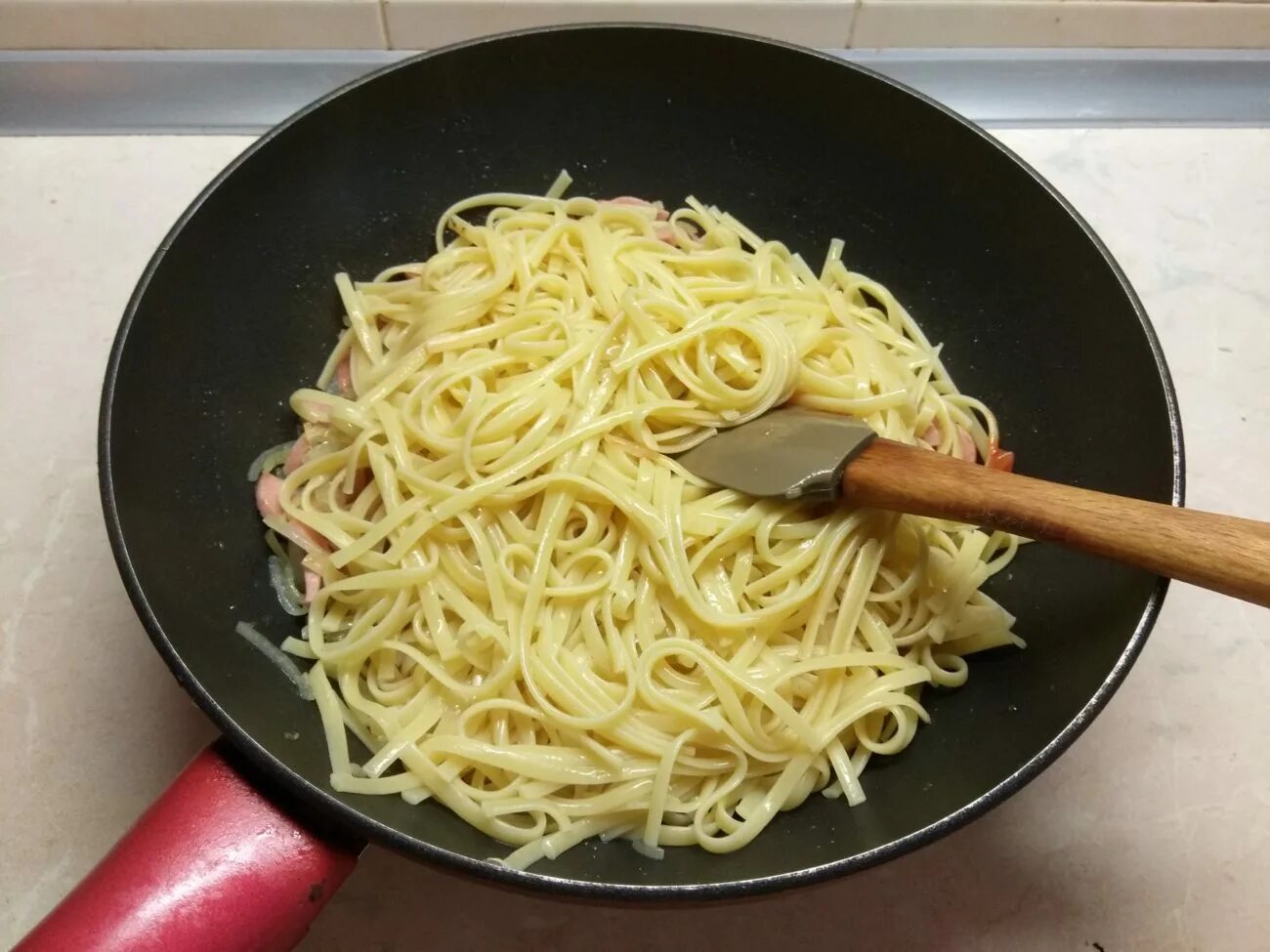 Спагетти вареные. Макароны в кастрюле. Кастрюля для спагетти. Спагетти с сосисками в кастрюле.