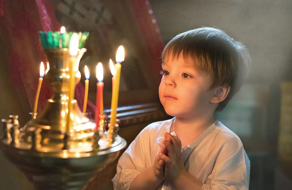 Святой молящийся о детях. Дети в храме. Дети в православном храме. Мальчик молится в храме. Детям о православии. О храме.