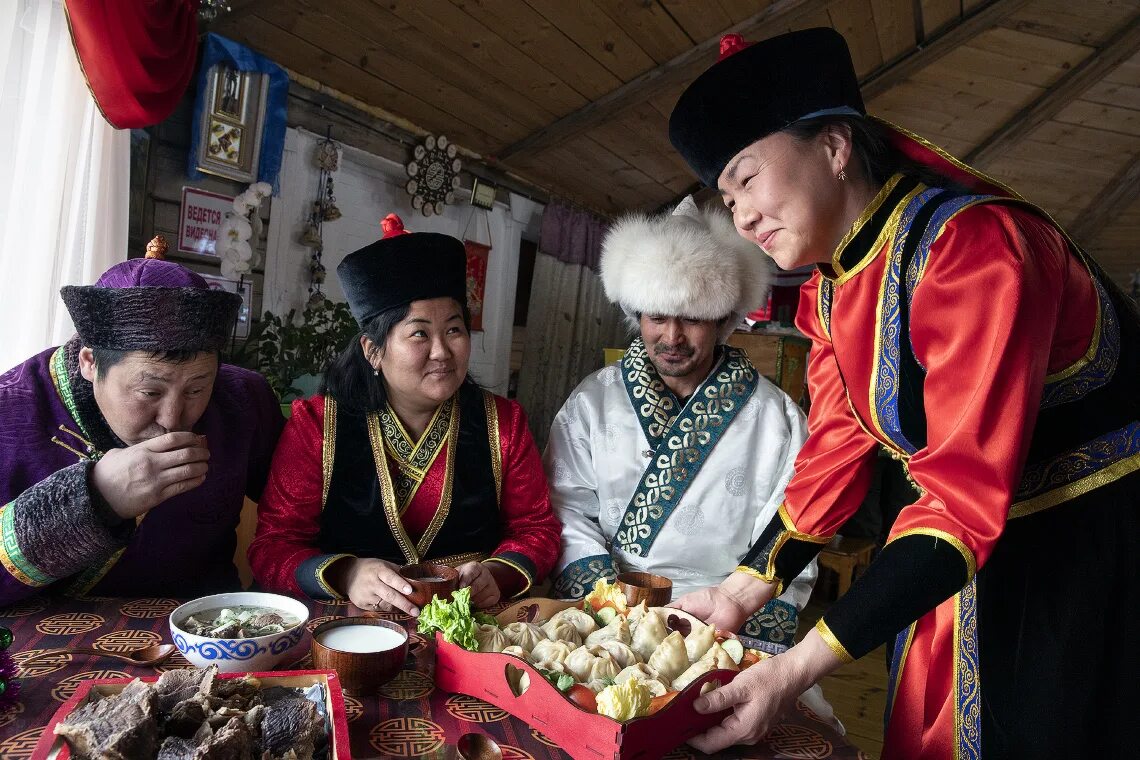 скажи на бурятском. бурятские знаменитости. национальный язык бурят. буряты. игрушки на бурятском языке.