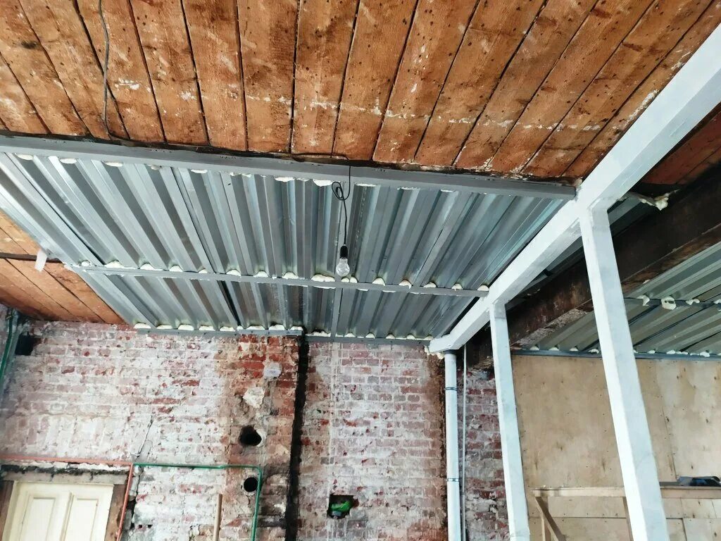 Усиленные деревянные балки перекрытия. Усиление балки перекрытия. Потолок в сарае. Обвалился потолок перекрытие деревянное. Усиление деревянных перекрытий.