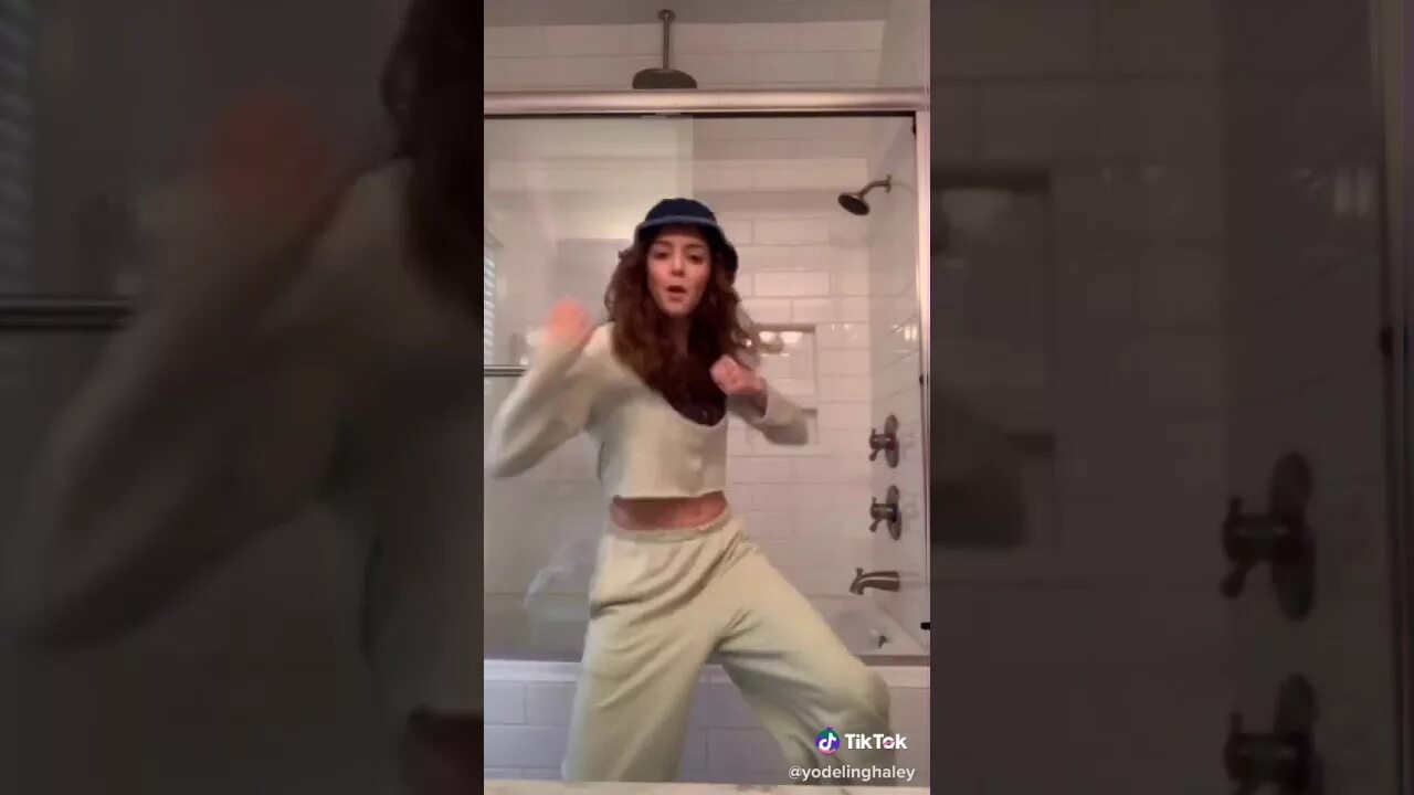 Tik Tok танцы. Дженни танец тик ток. Tik Tok танцует со светящимся хлыстом.