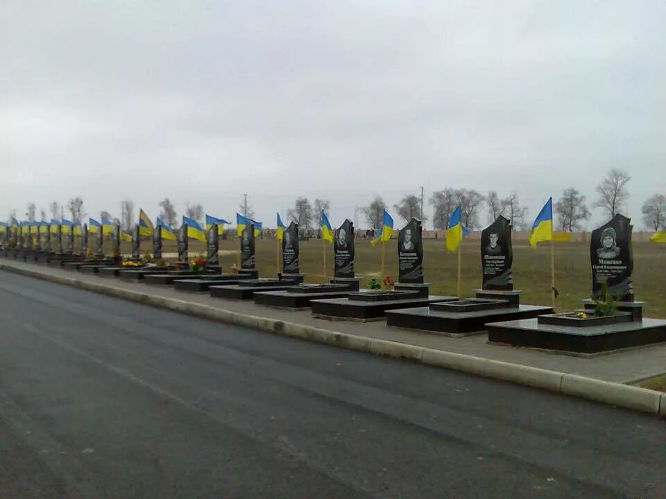 Могилы в харькове. Харьковское кладбище. Харьков кладбище 2. Кладбище в харькове. Харьковское кладбище.