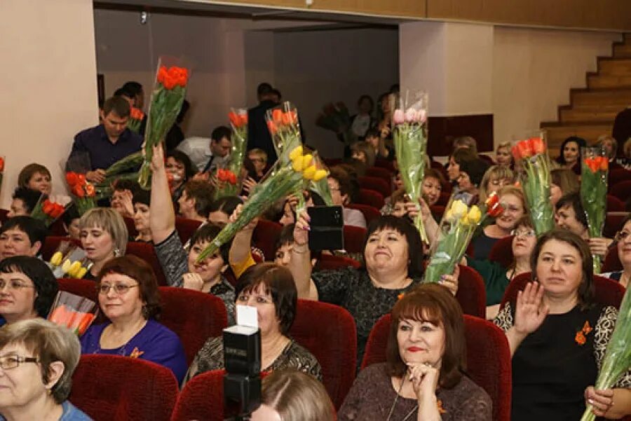 Глава Усть донецкого района. РДК Усть-донецкого района руководитель. РДК Усть-Донецкий театр. Сайт администрации усть донецкий