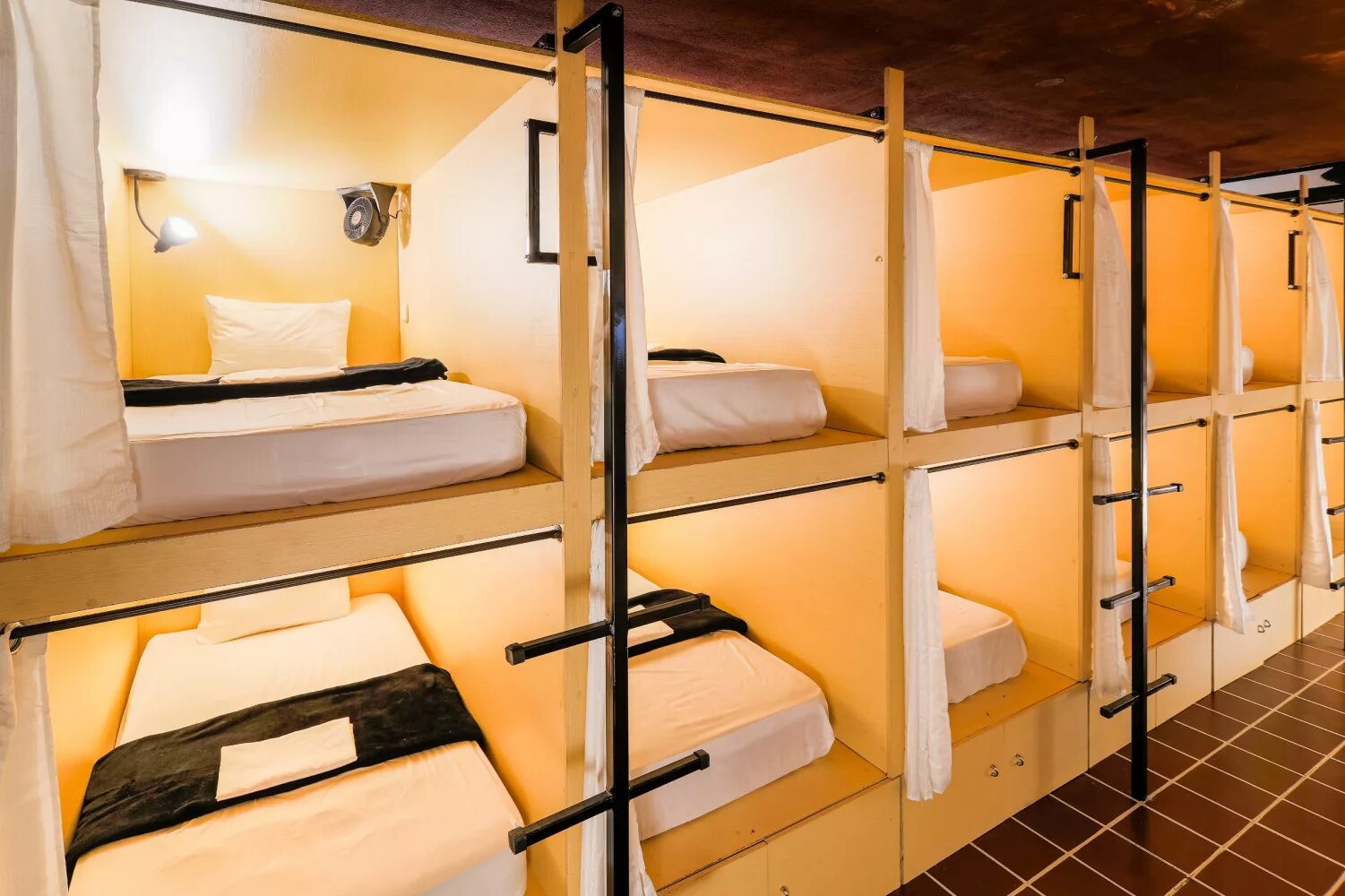 Капсульный хостел. Капсульные кровати для хостела. Отель капсульного типа. Капсулы для хостела. Отдых общежитие