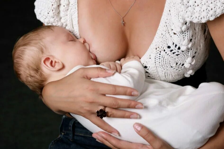 Лактация. Кормит грудью. Кормление ребенка грудью. Мама кормит малыша грудью. Младенец у груди.