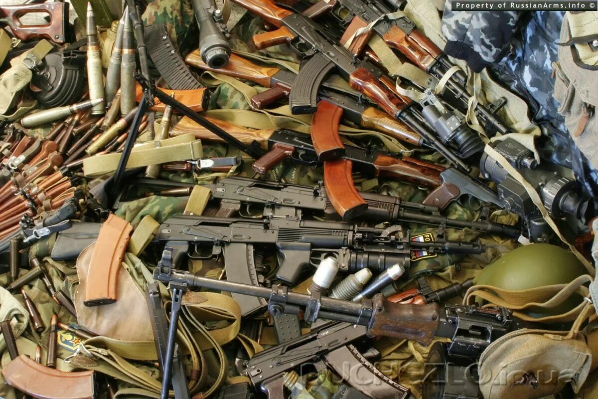Много оружия. Груда оружия. Куча пушек. Много оружия. Уничтожение оружия.