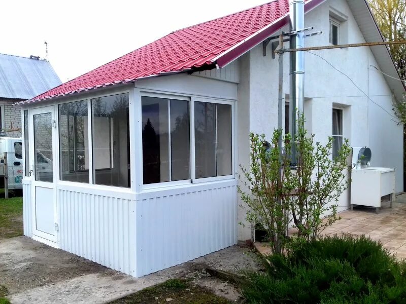 веранда из металлопластика. веранда из стеклопакетов. беседка из сайдинга. веранда из панелей. веранда из пластика пристроенная к дому фото цена.