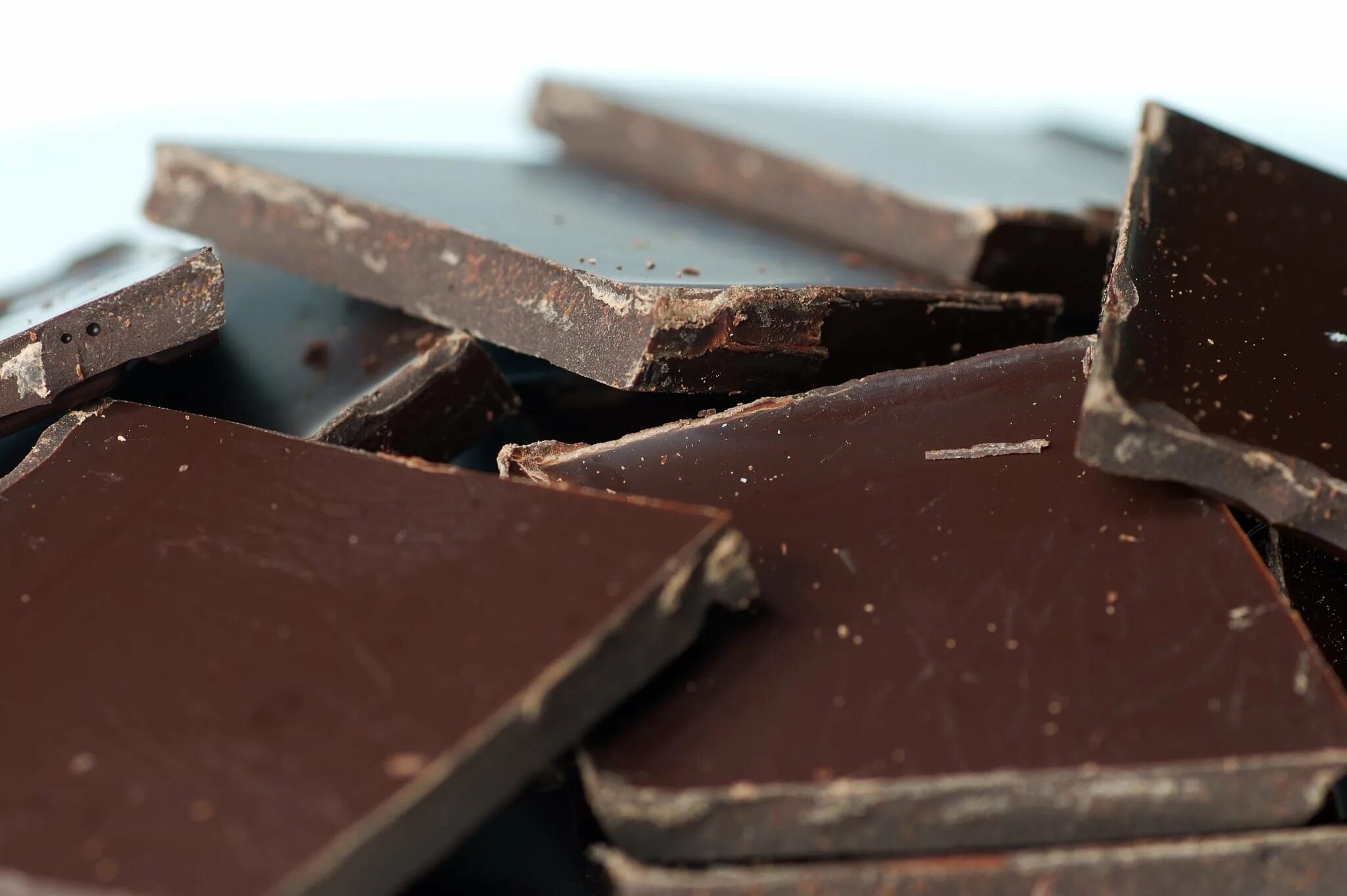 Лучший темный шоколад. Черный шоколад. Самый вкусный темный шоколад. Шоколад темный в брикетах. Шоколадная масса.