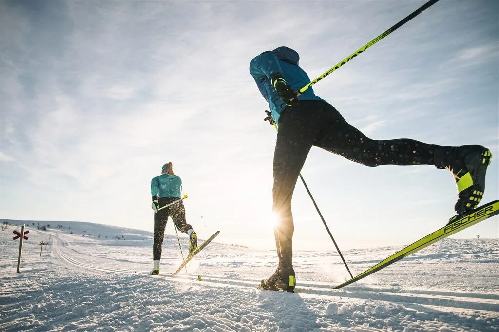 Подобрать лыжные. Лыжи Фишер 2021. Беговые лыжи на снегу. Классический ход на лыжах. Лыжник с палками.