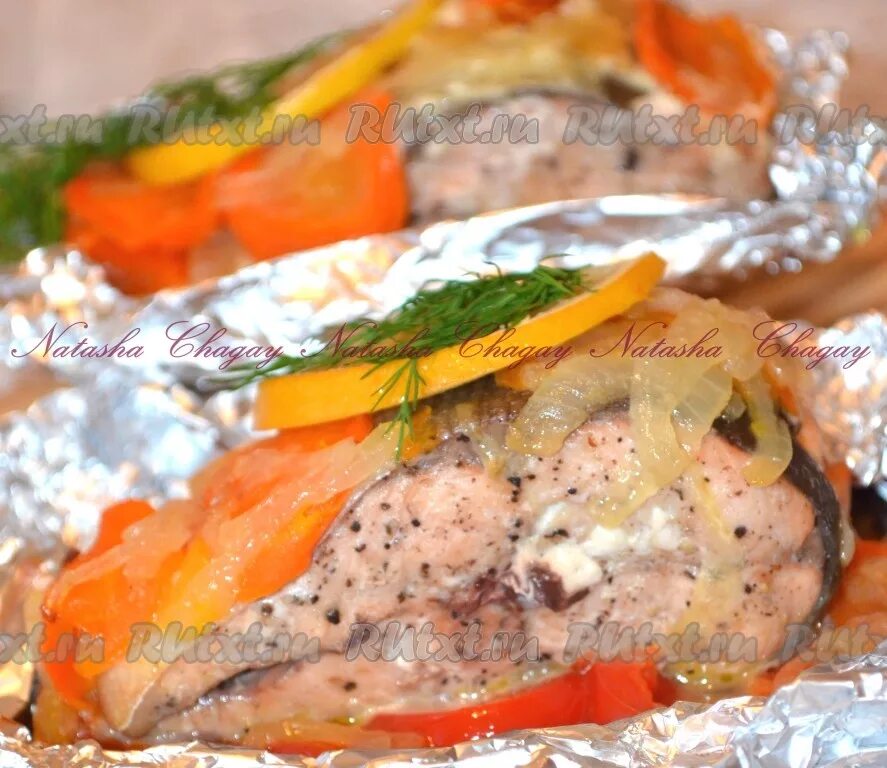 Запечь горбушу в духовке вкусно и сочно. Рыба горбуша запеченная в духовке. горбуша с овощами в духовке. горбуша в фольге с овощами. горбуша запеченная в духовке с овощами.