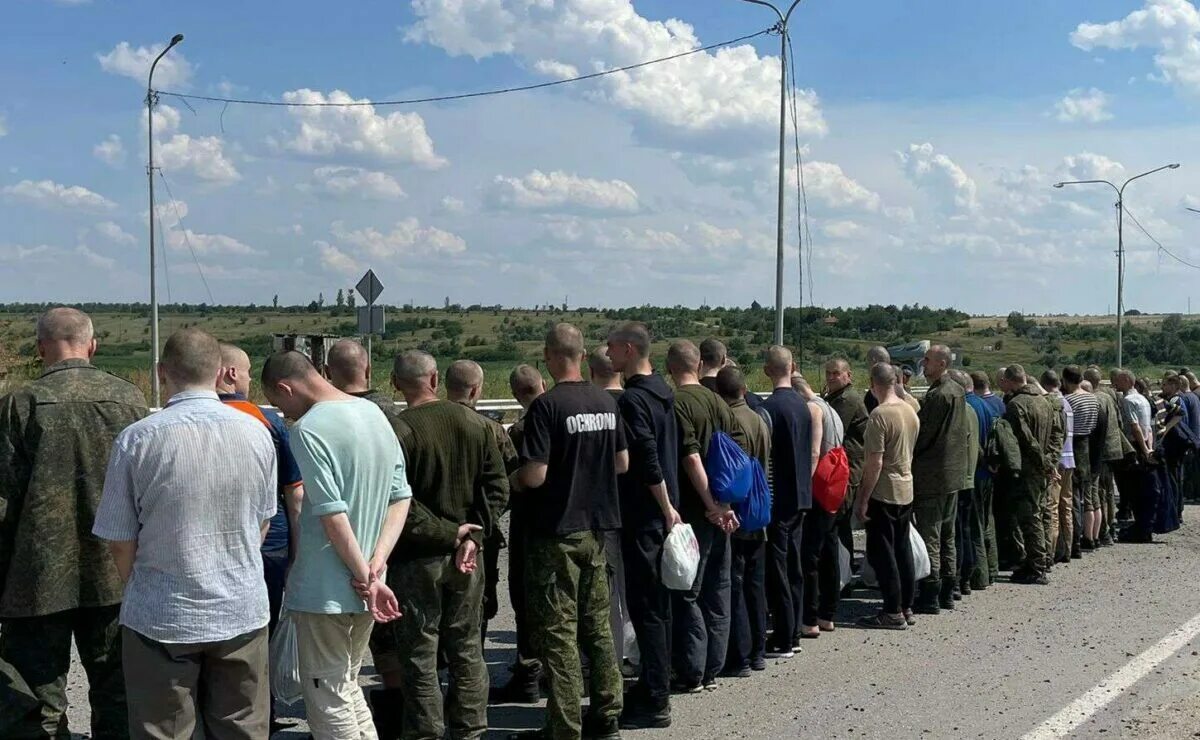 Украинские военнопленные. Освобожденные российские пленные. Обмен пленными между Россией и Украиной 2022. Русские солдаты на Украине. Обмен военнопленными апрель 2024