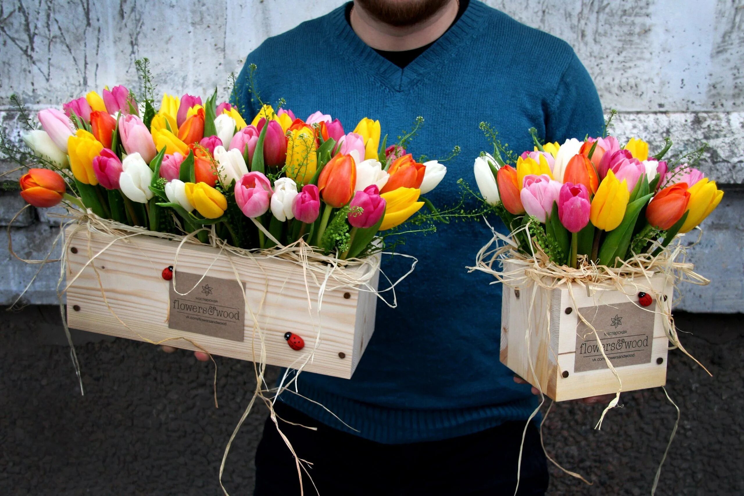 20 тюльпанов можно дарить. Букет тюльпанов. Цветочные композиции с тюльпанами. Букет тюльпанов в коробке.