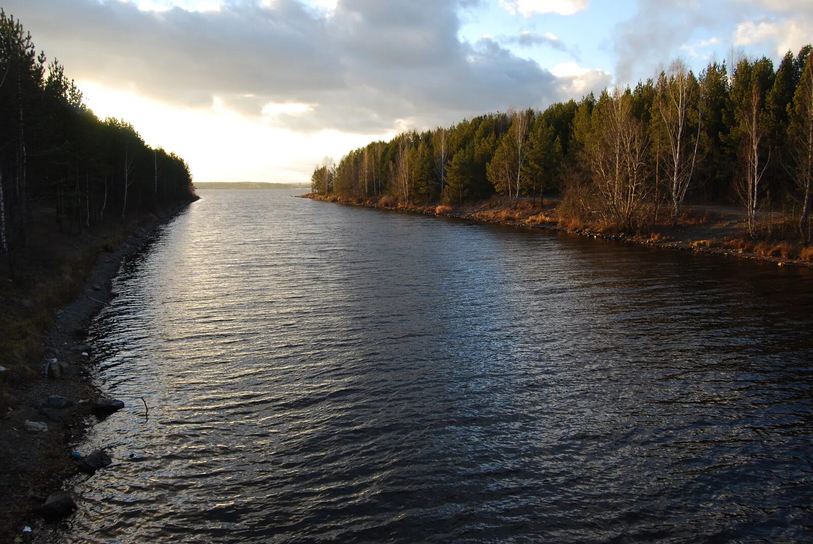 Сухой лог река пышма. Рефтинская плотина. Озеро рефтинское свердловская. Поселок рефтинский водохранилище. Рефтинское водохранилище.