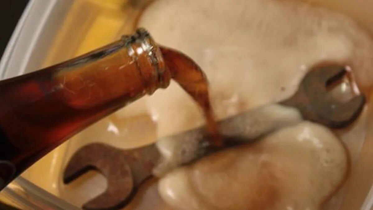 Эксперименты с газировкой и мясом. Желудок после колы. Вред кока колы. Чипсы вредят здоровью. Вред кока-колы на организм человека.