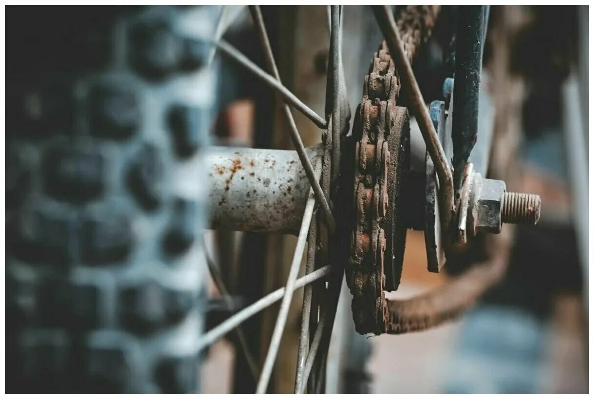 Велосипед с цепью на переднем колесе. Колесо велосипеда. Ржавые спицы на велосипеде. Цепи на велосипедные колёса. Ржавый велосипед.