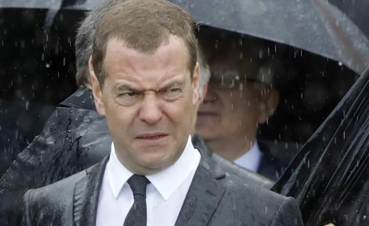 Злой Медведев под дождем. Суровый Медведев. Медведев про одессу