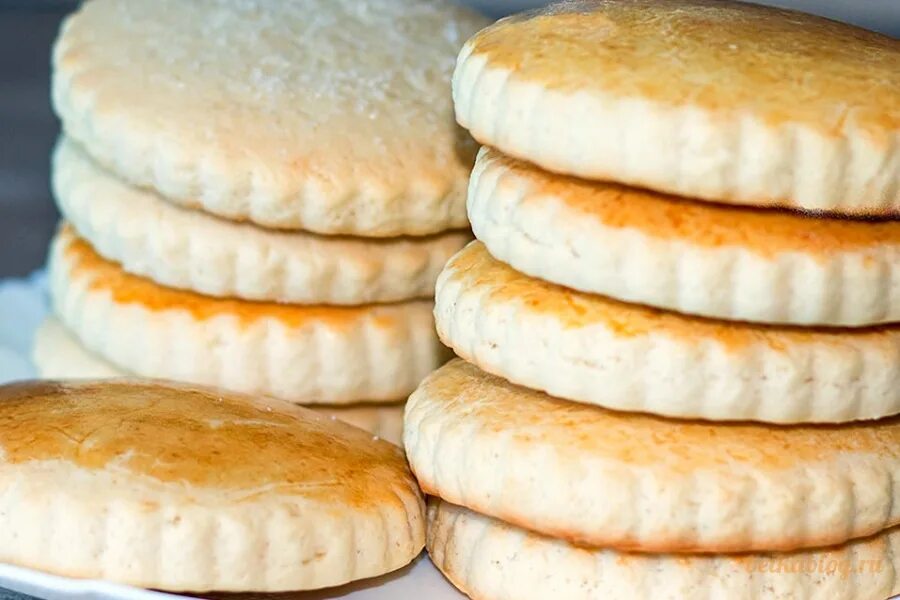 Рассыпчатые коржики из ссср. Рецепт вкусных коржиков. Коржик булочка. Готовим молочные коржики. Сметанник печенье.