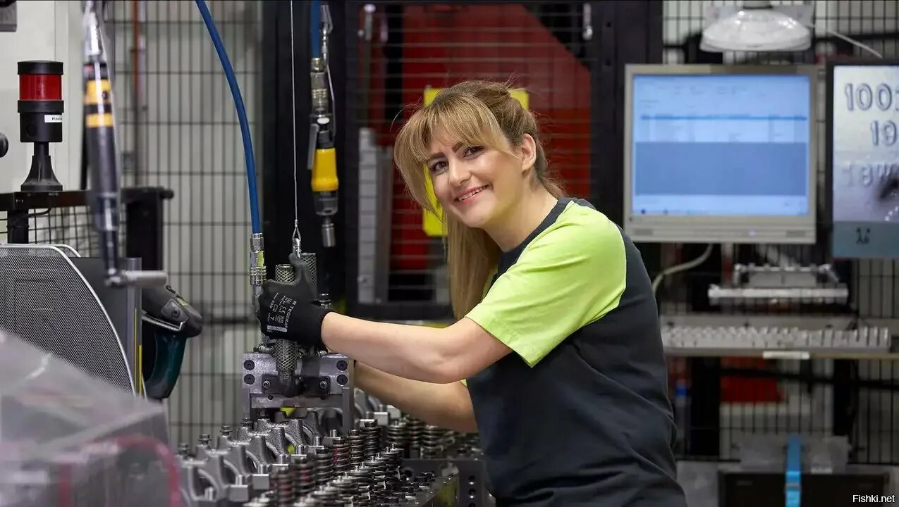 Женщина на заводе. Рабочий на заводе. Работа женщин фабрики заводы. Усманская табачная фабрика директор. Работа женщин фабрики заводы.