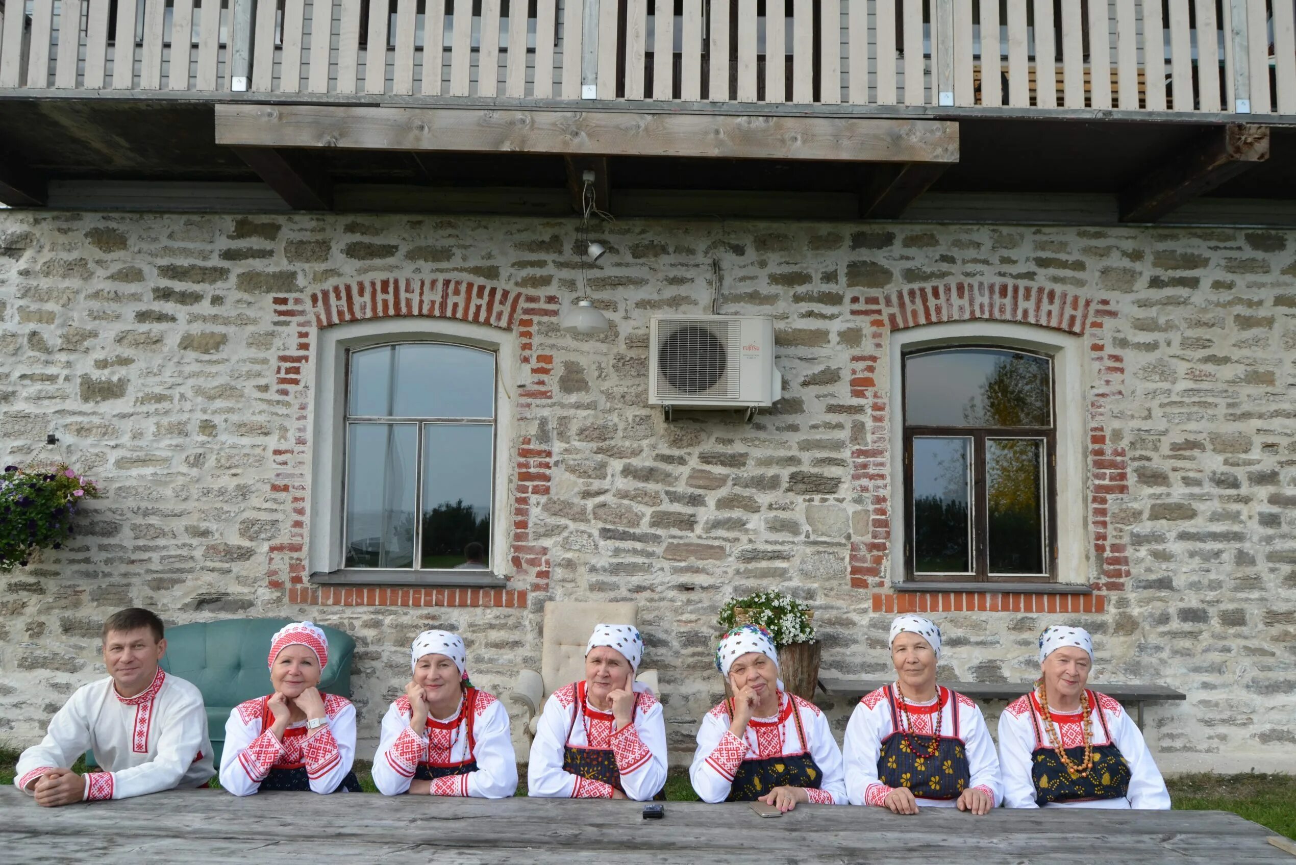 Фестиваль завалинка в выльгорте. Фестиваль завалинка в выльгорте. Посиделки на завалинке. Завалинка фото. Деревенская завалинка.