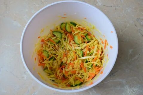 Салат с капустой огурцом и морковью корейской