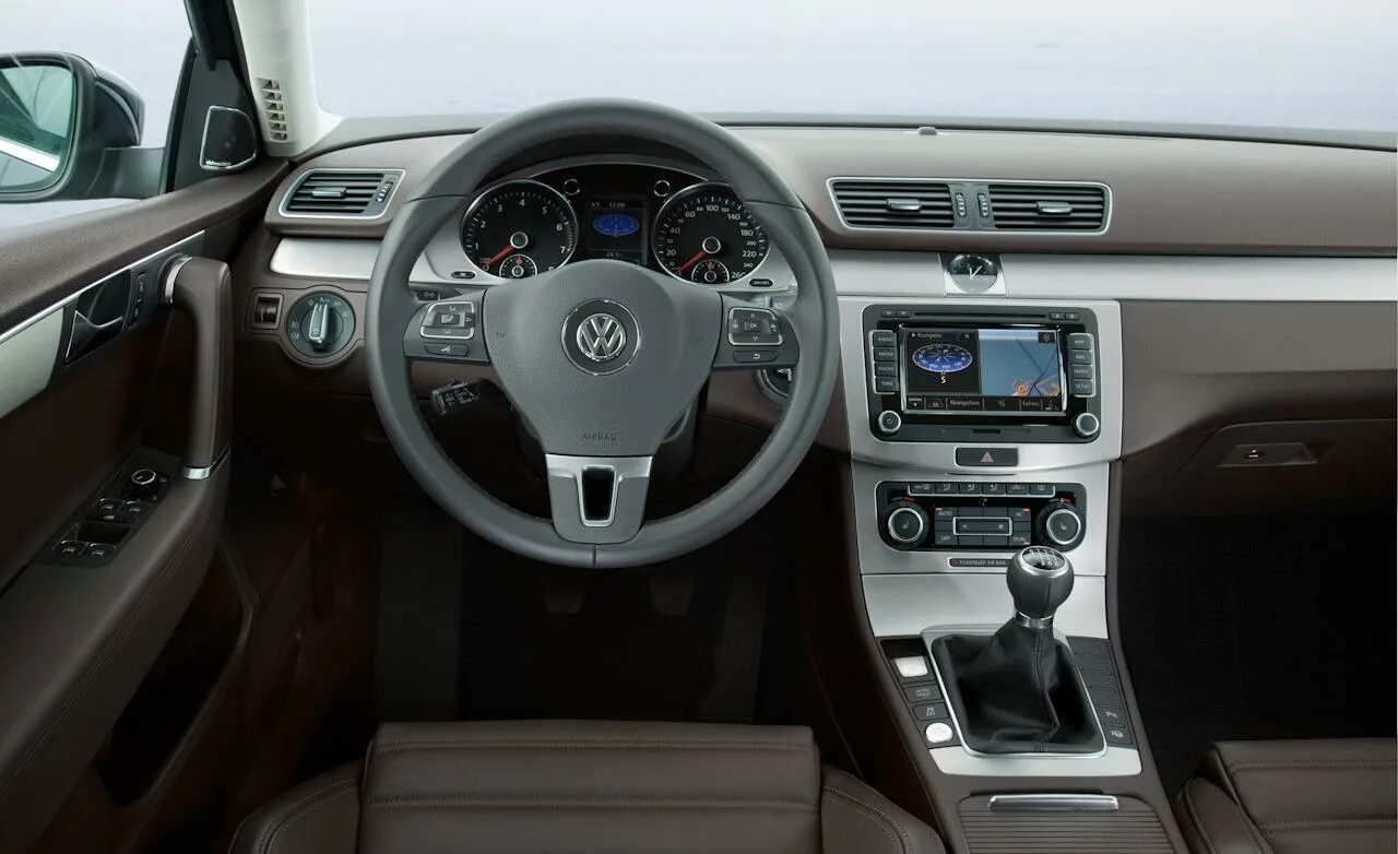 Куплю пассат автомат. Фольксваген Пассат 2012 салон. Volkswagen b6 Interior. Фольксваген Пассат б7 2012 салон. VW Passat b7 Interior.