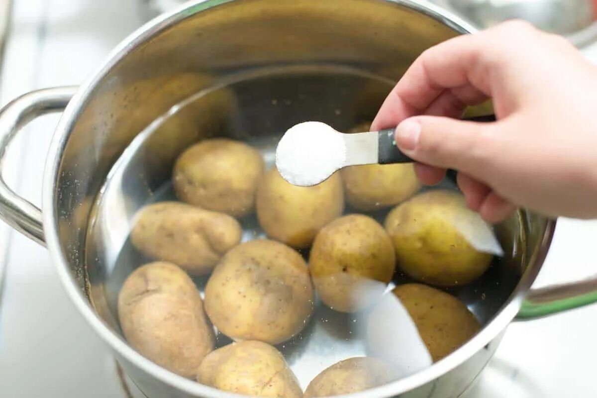 Варить картошку в горячей воде. Картошка в мундире в кастрюле. Картофель в кастрюле. Картошка варится. Вареная картошка в кастрюле.