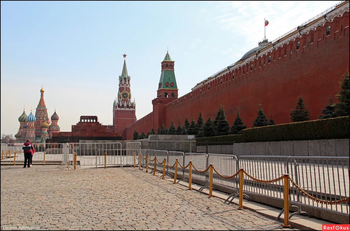 Московский следующий. Москвсковмеая красная площадь. Красная площадь Смоленск. Красная площадь покрытие. Красная площадь Санкт-Петербург.